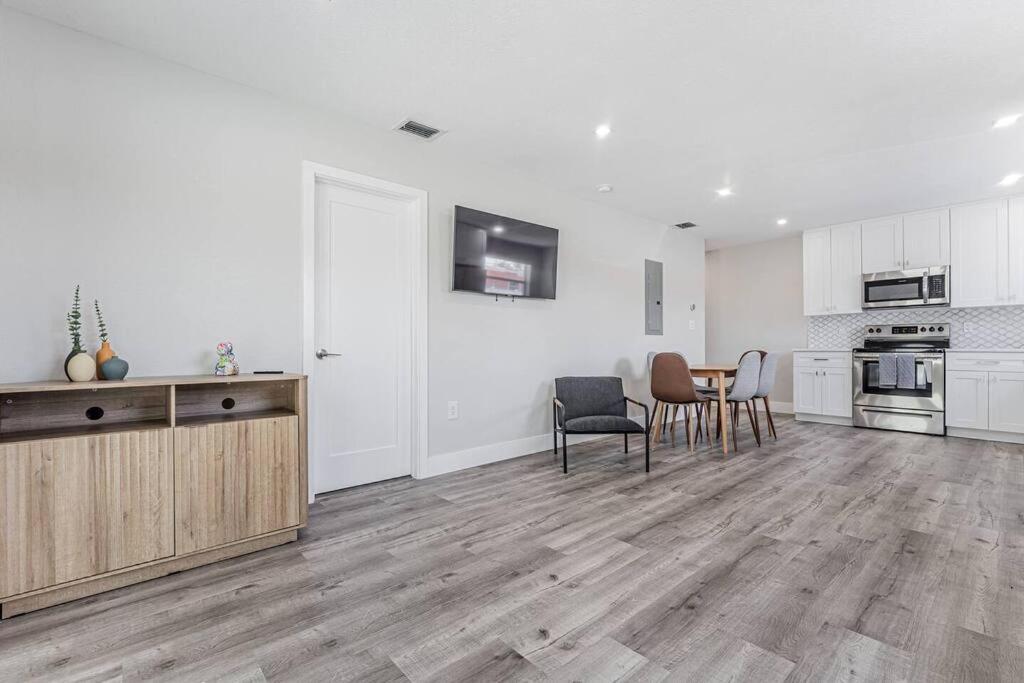 Modern Oasis Retreat - Close To Airport *