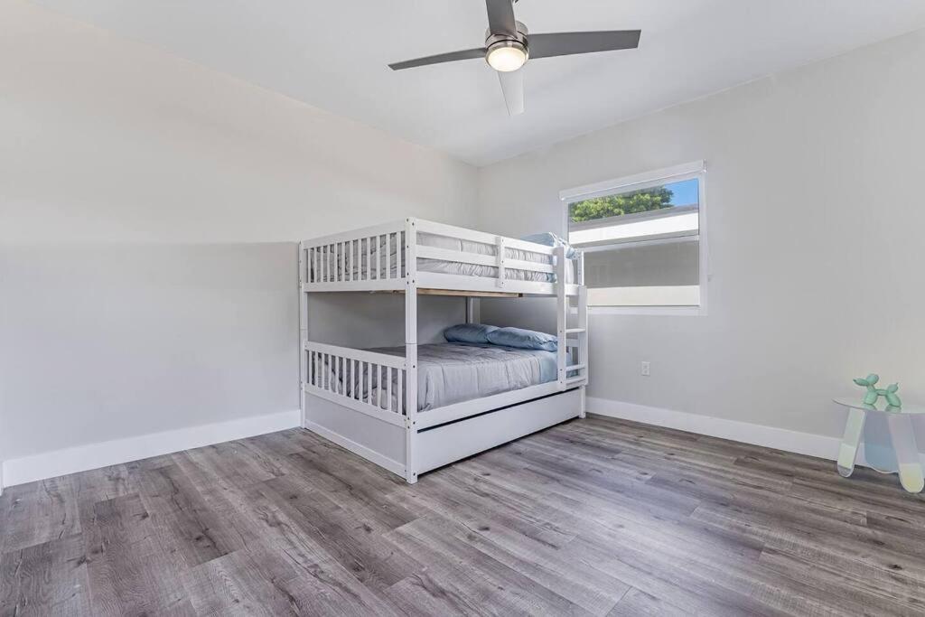 Modern Oasis Retreat - Close To Airport Holiday home