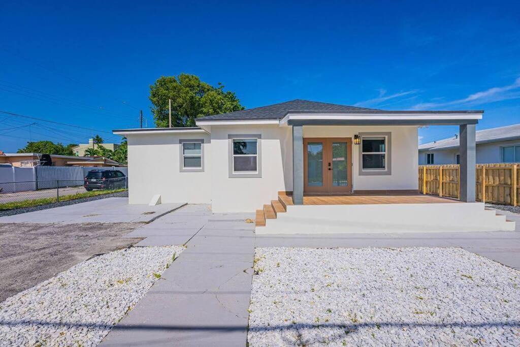 Modern Oasis Retreat - Close To Airport Holiday home