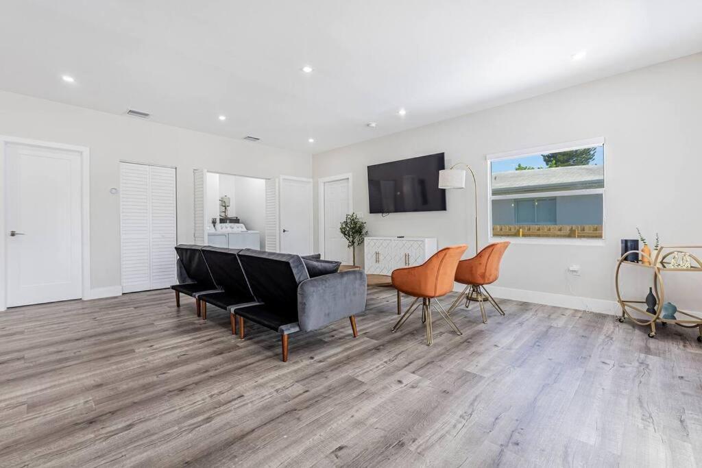 Modern Oasis Retreat - Close To Airport Holiday home *