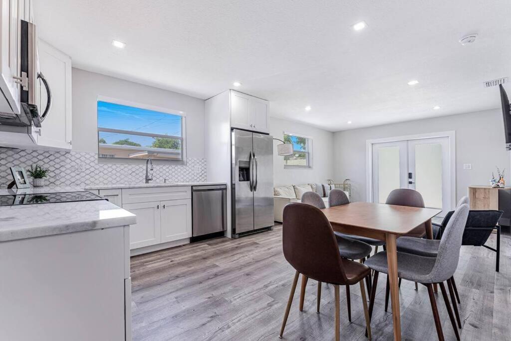 Modern Oasis Retreat - Close To Airport Holiday home