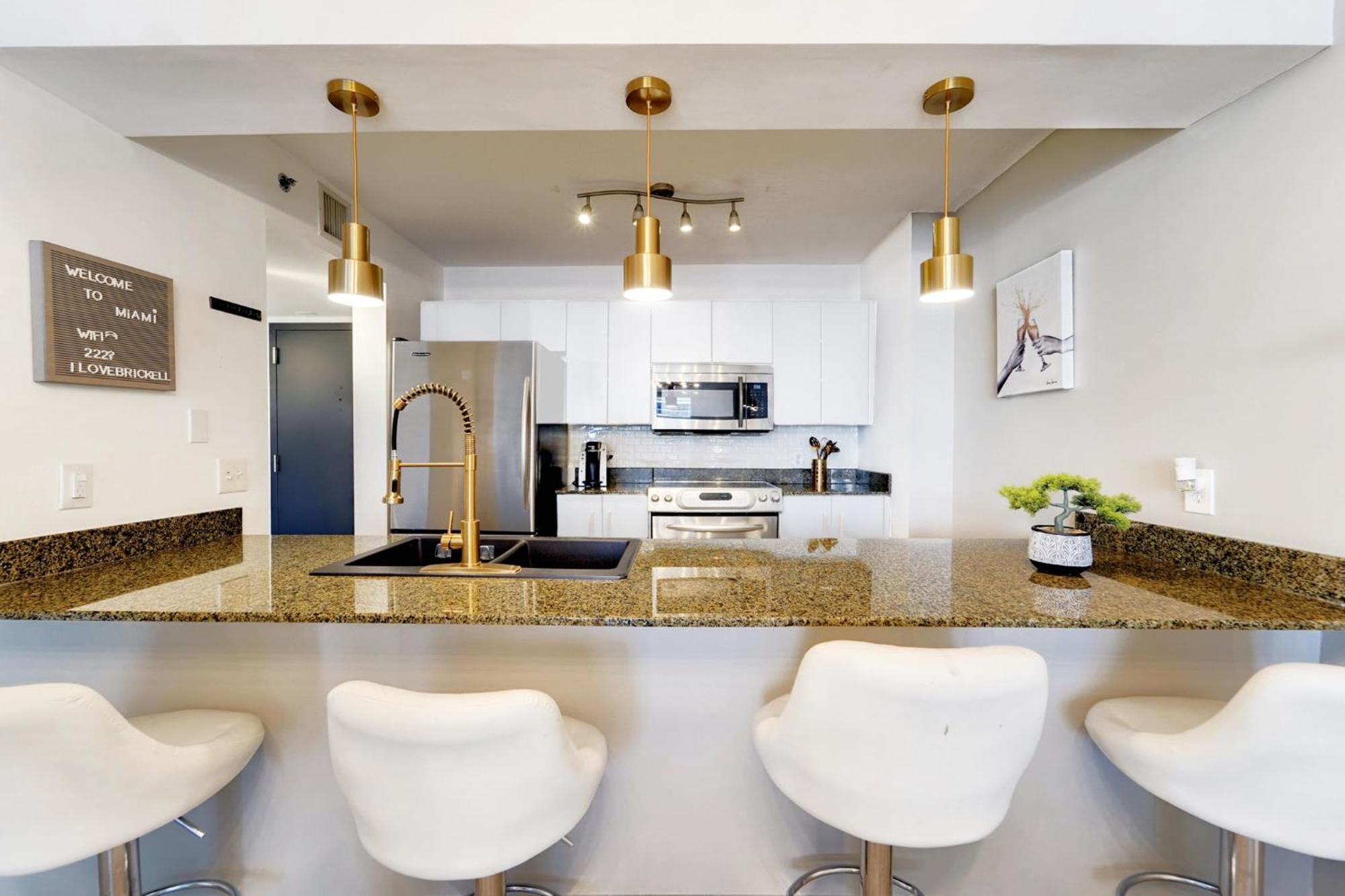 2 Bed Condo, Queen Sofa Bed Brickell, Free Parking, Pool, Gym Apartment *
