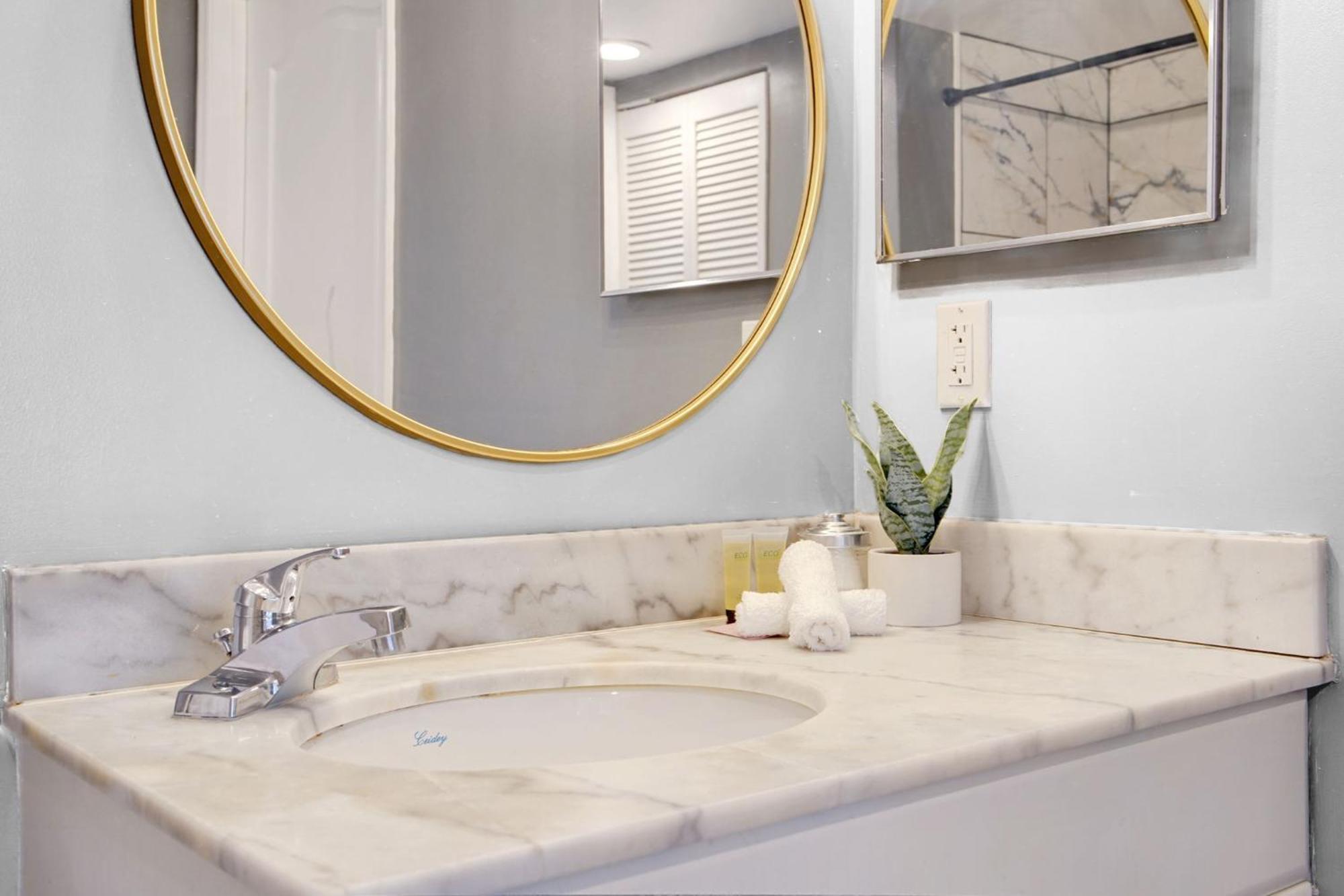 Apartment 2 Bed Condo, Queen Sofa Bed Brickell, Free Parking, Pool, Gym *