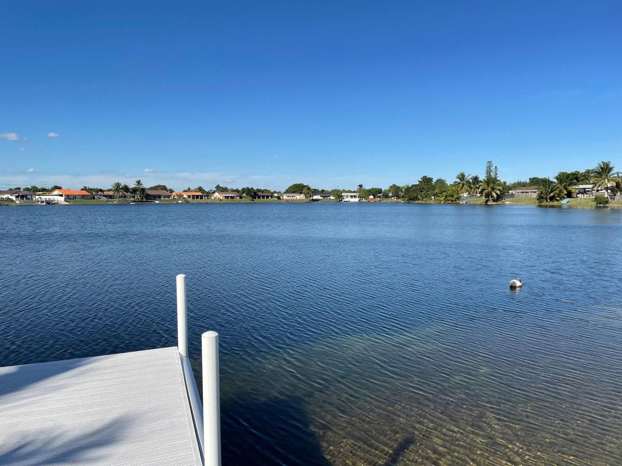 Best Location Iconic 4bd Waterfront Luxury Mia Holiday home *