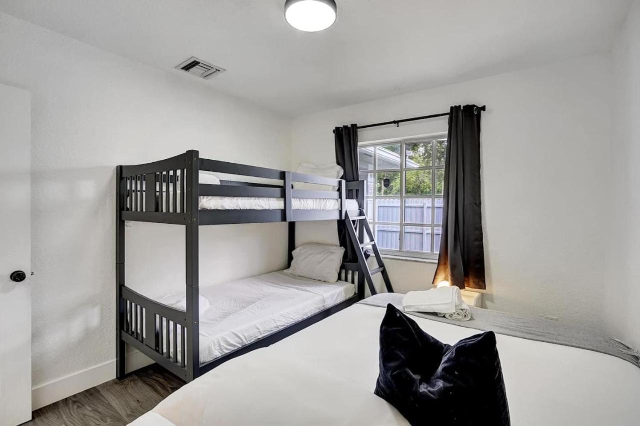 Vakantiehuis Poolside Oasis-your Wynwood Family Retreat