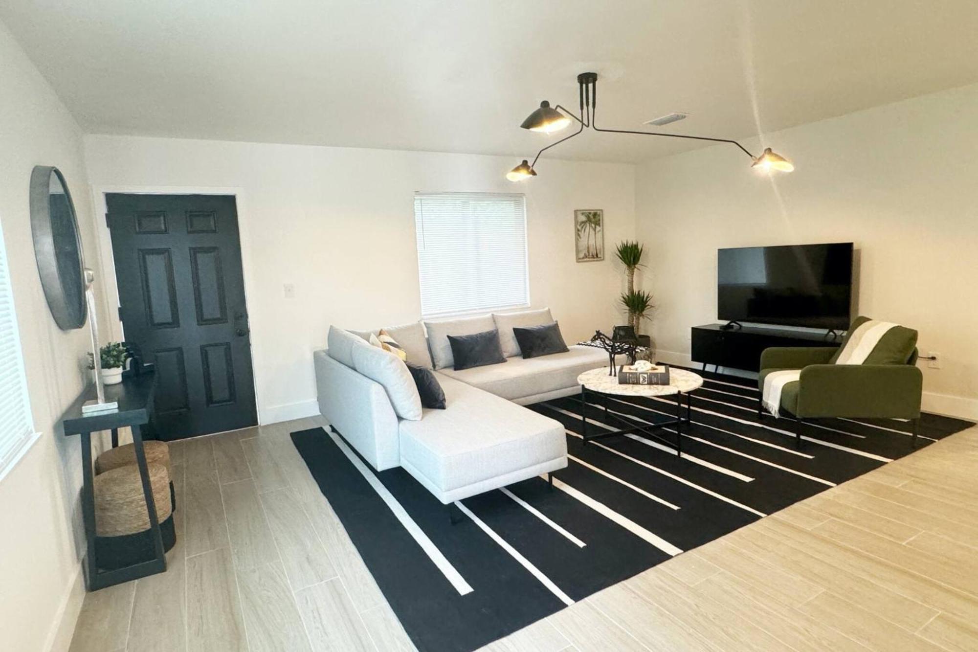 Stylish Serenity: Wynwood Oasis Retreat Apartment