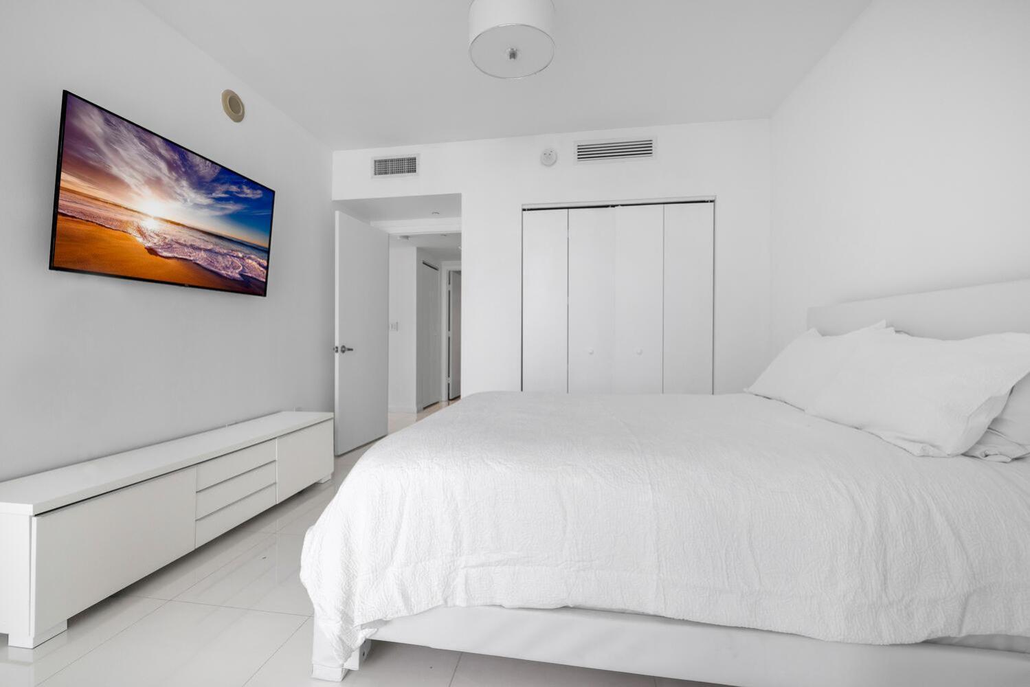 Large In W With Bay Views Apartment