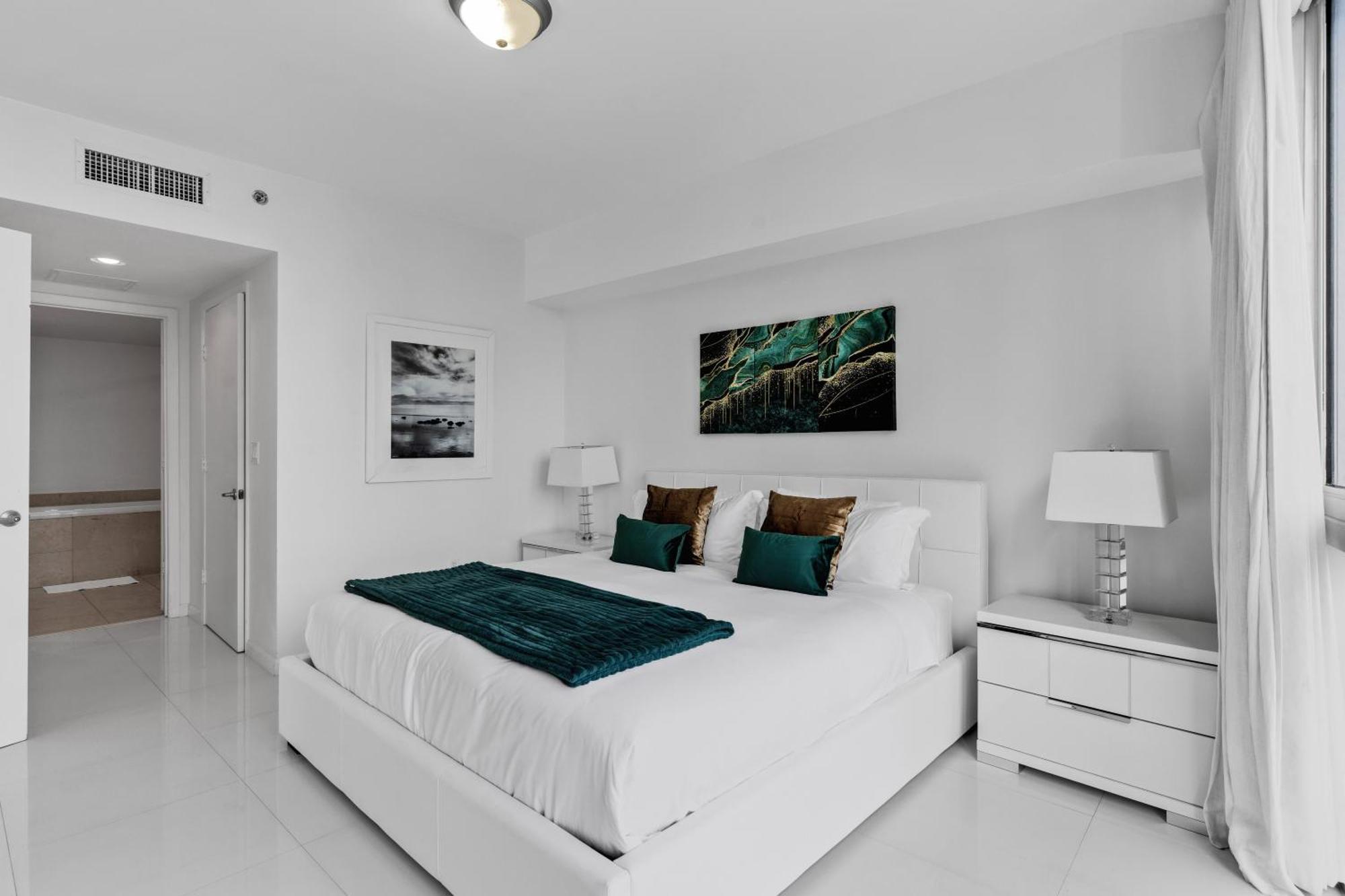Large In W With Bay Views Apartment Miami