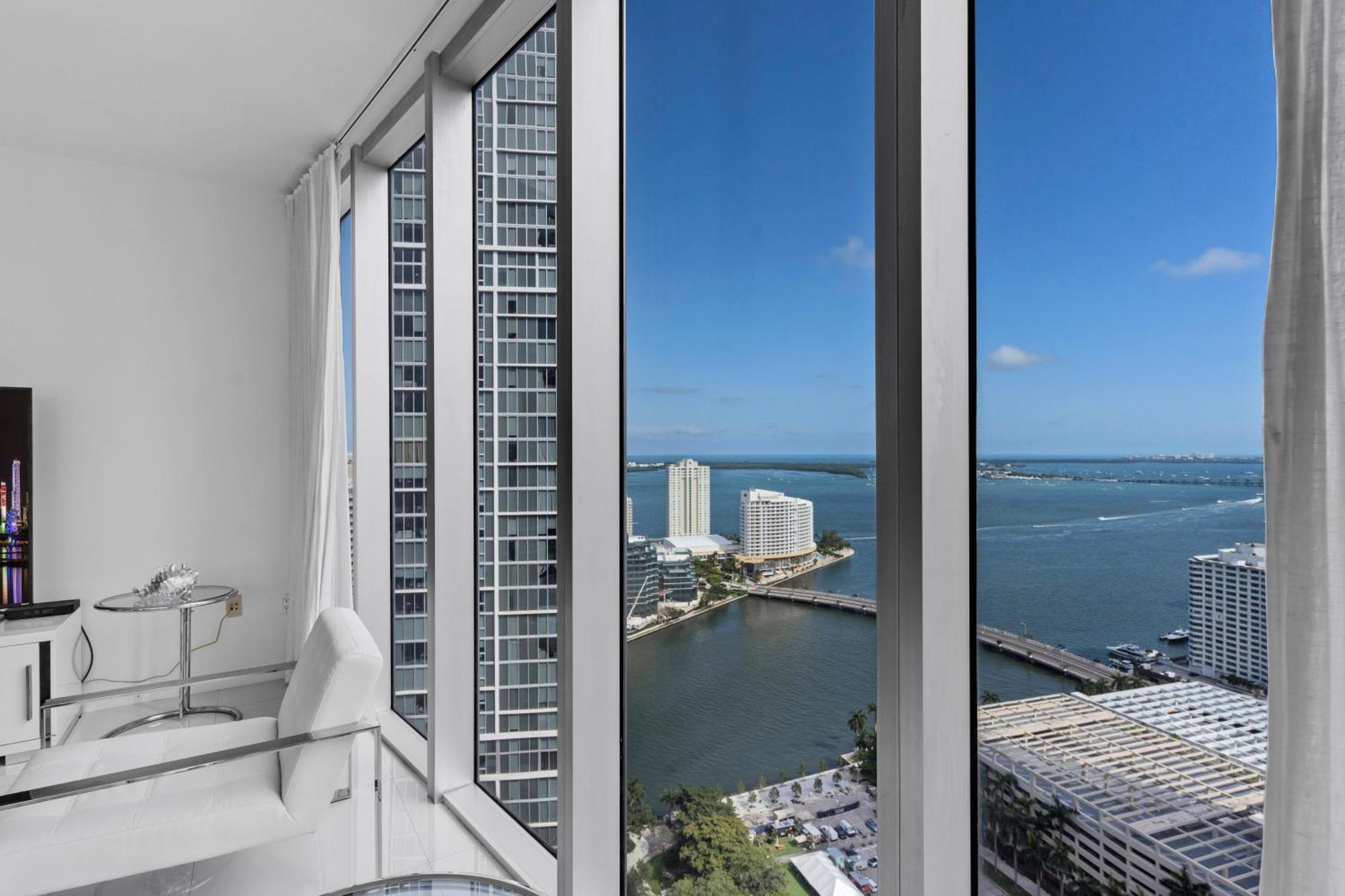 Large In W With Bay Views *