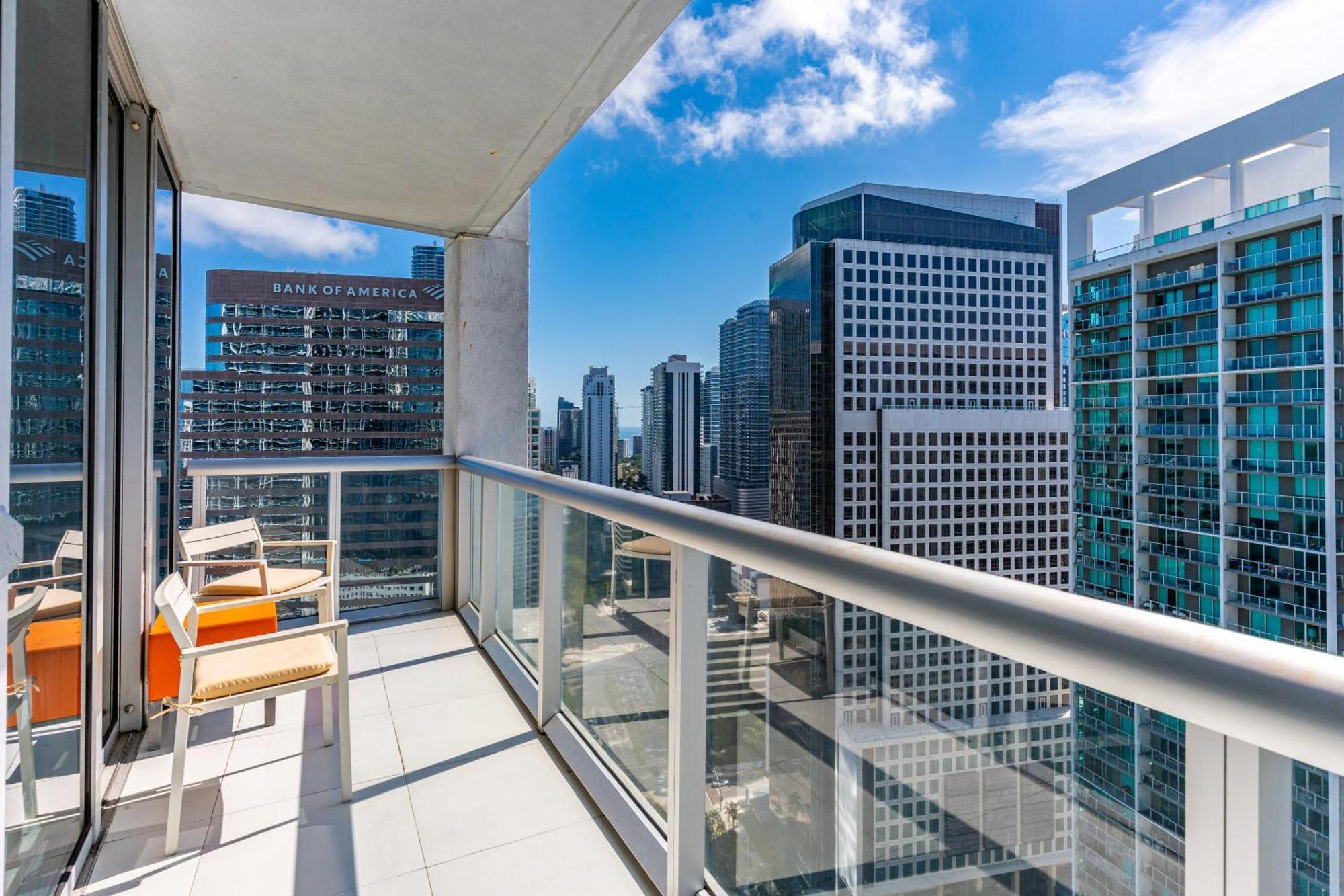 Large In W With Bay Views Apartment