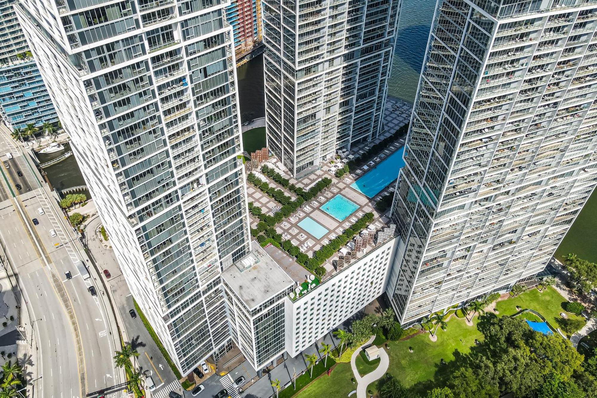Large In W With Bay Views