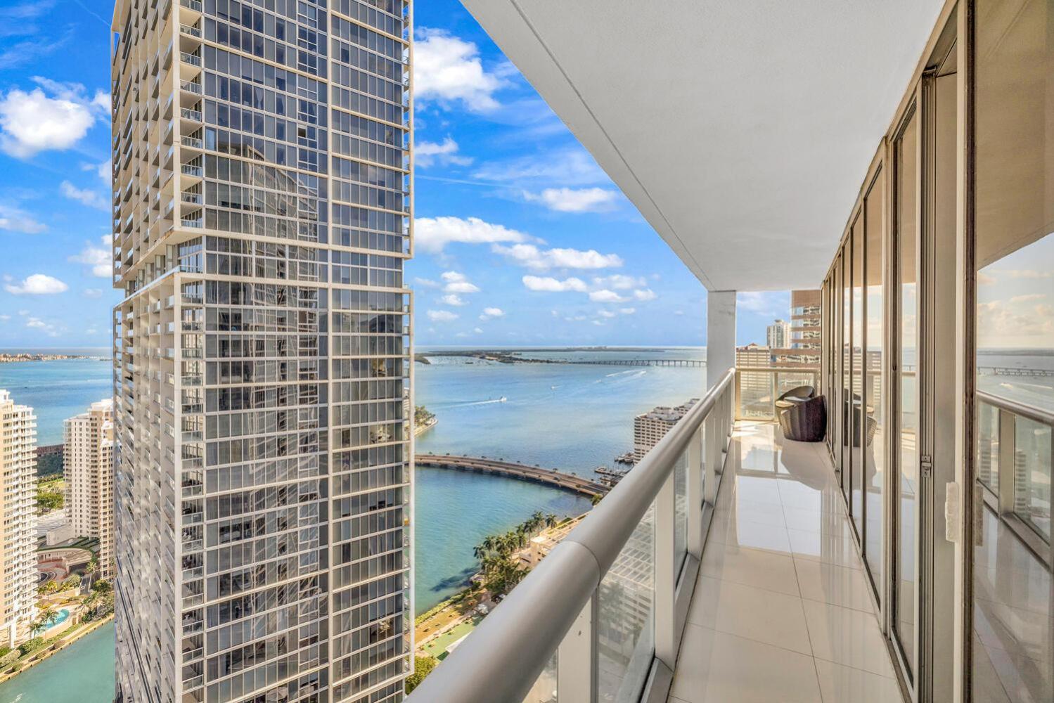 Large In W With Bay Views Apartment *