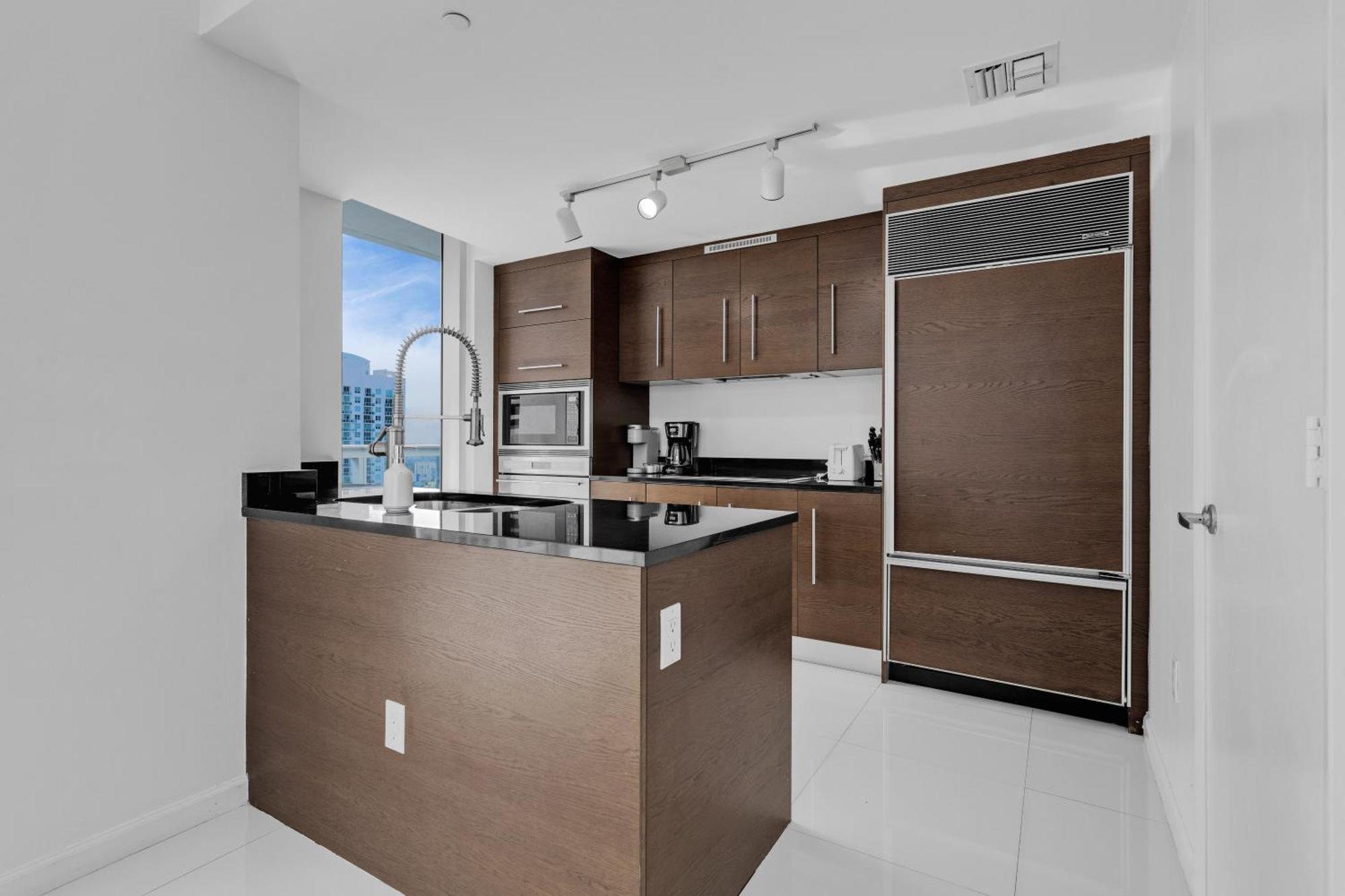 Large In W With Bay Views Apartment *