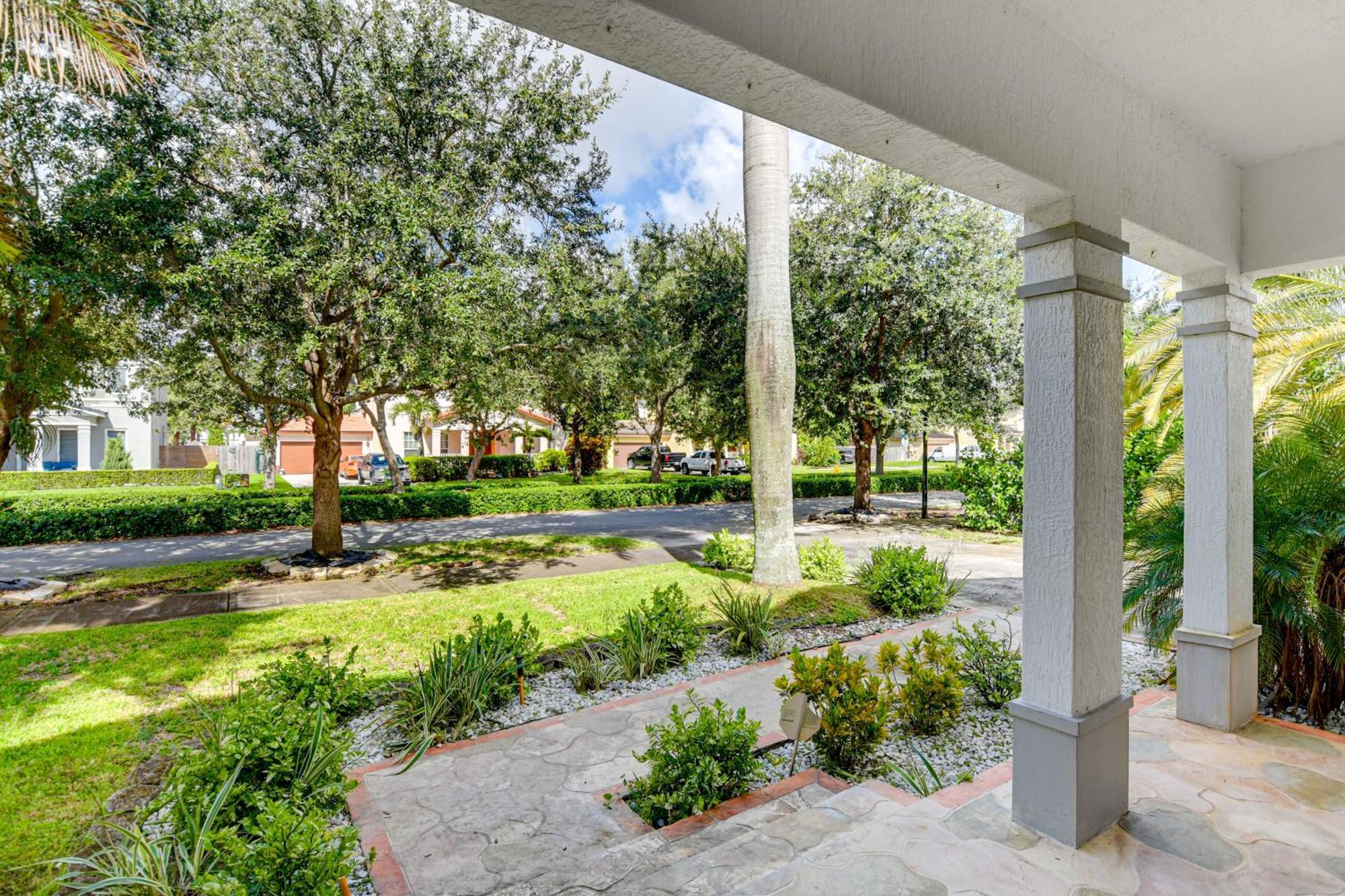 With Patio Near Zoo And Black Creek Canal!