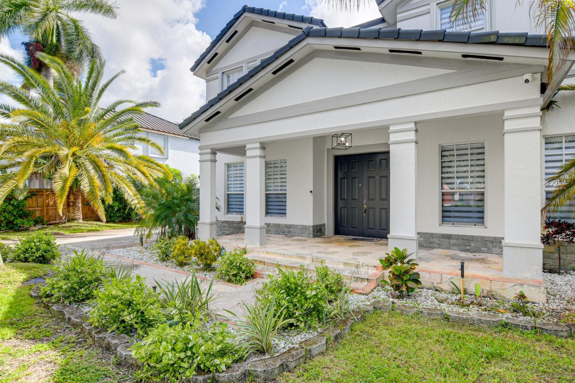 With Patio Near Zoo And Black Creek Canal! Miami