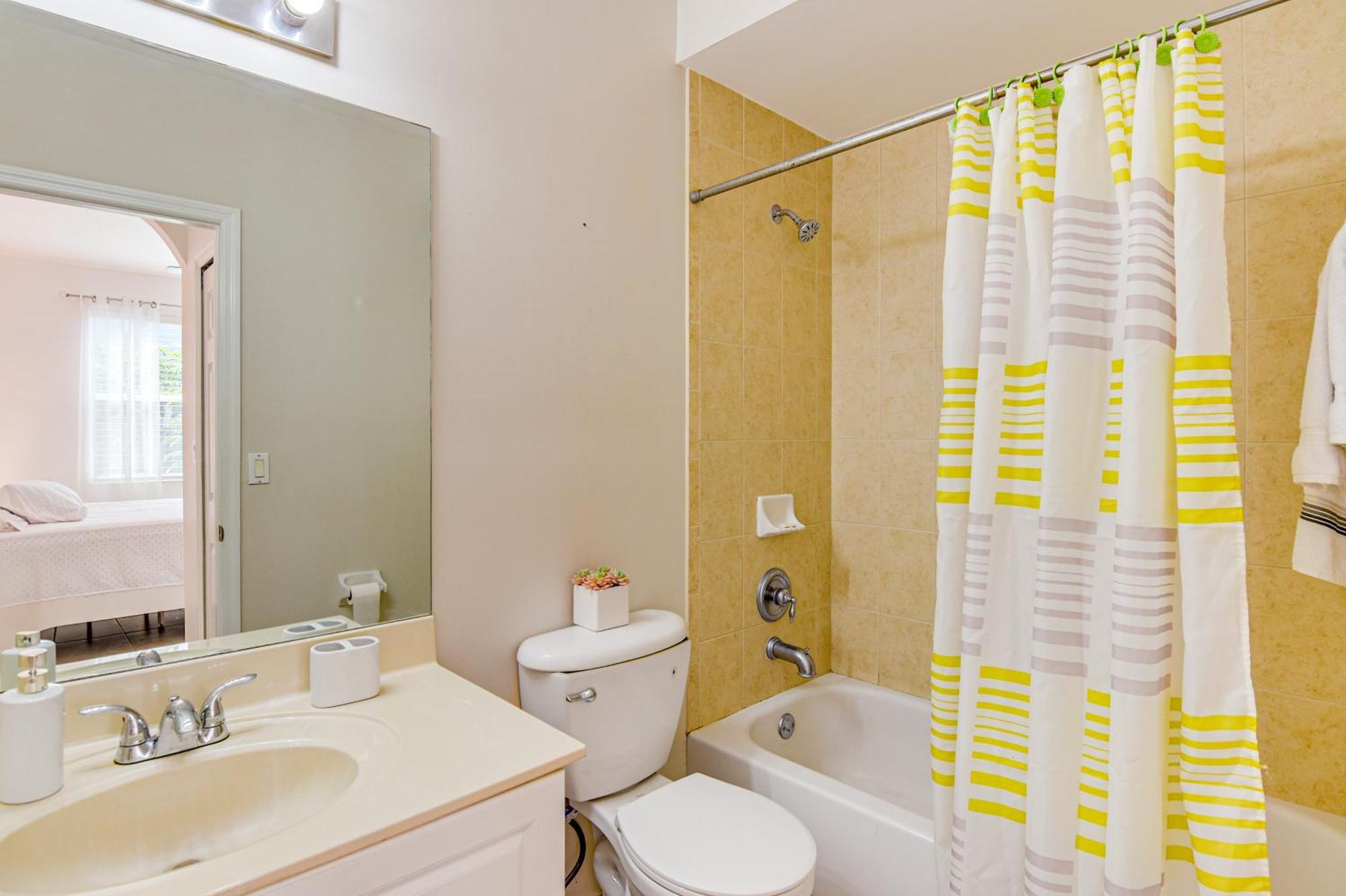 With Patio Near Zoo And Black Creek Canal!