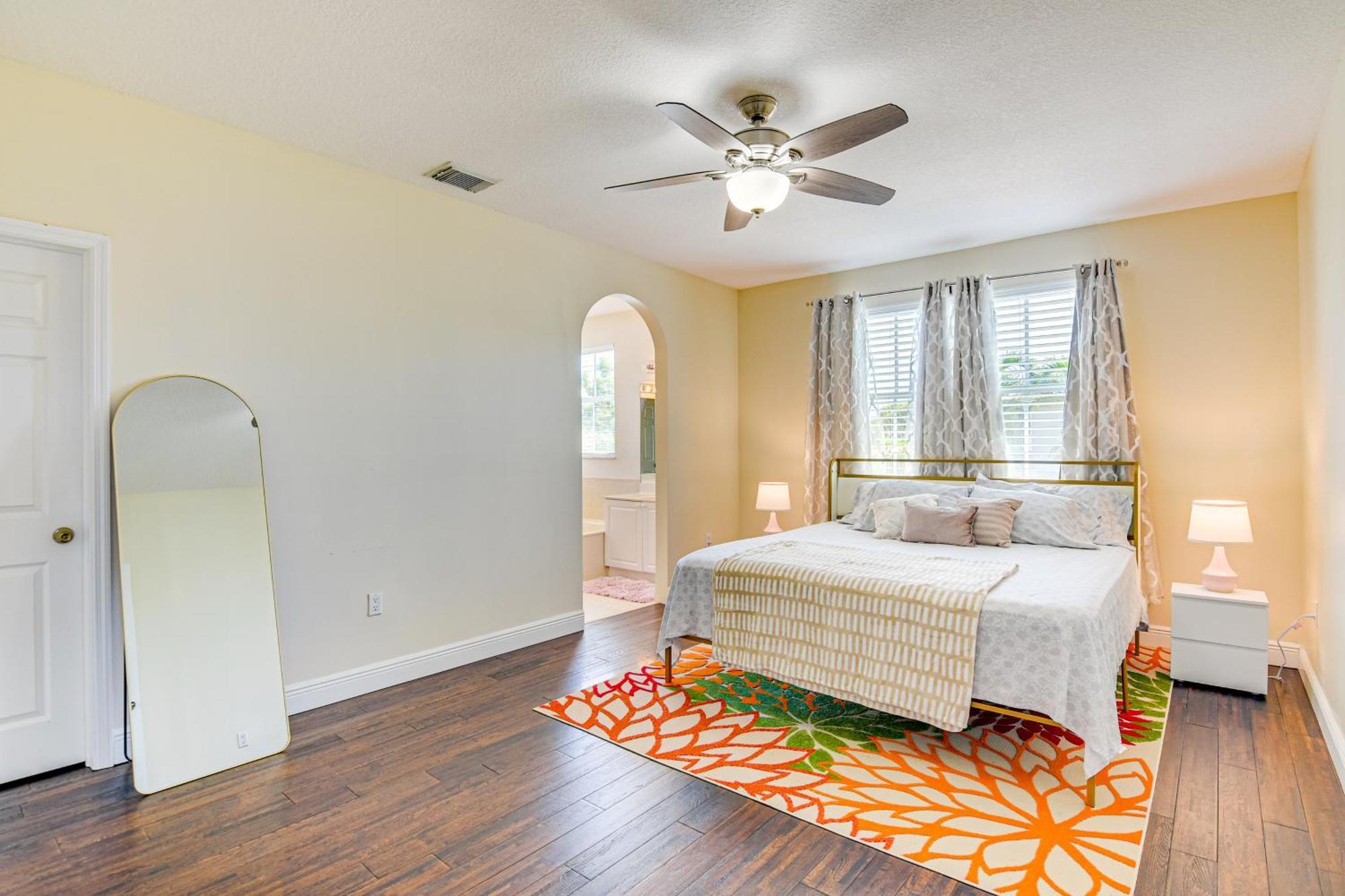 Holiday home With Patio Near Zoo And Black Creek Canal!