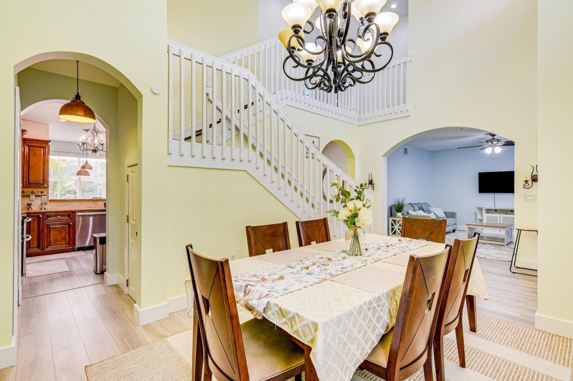 With Patio Near Zoo And Black Creek Canal! Miami