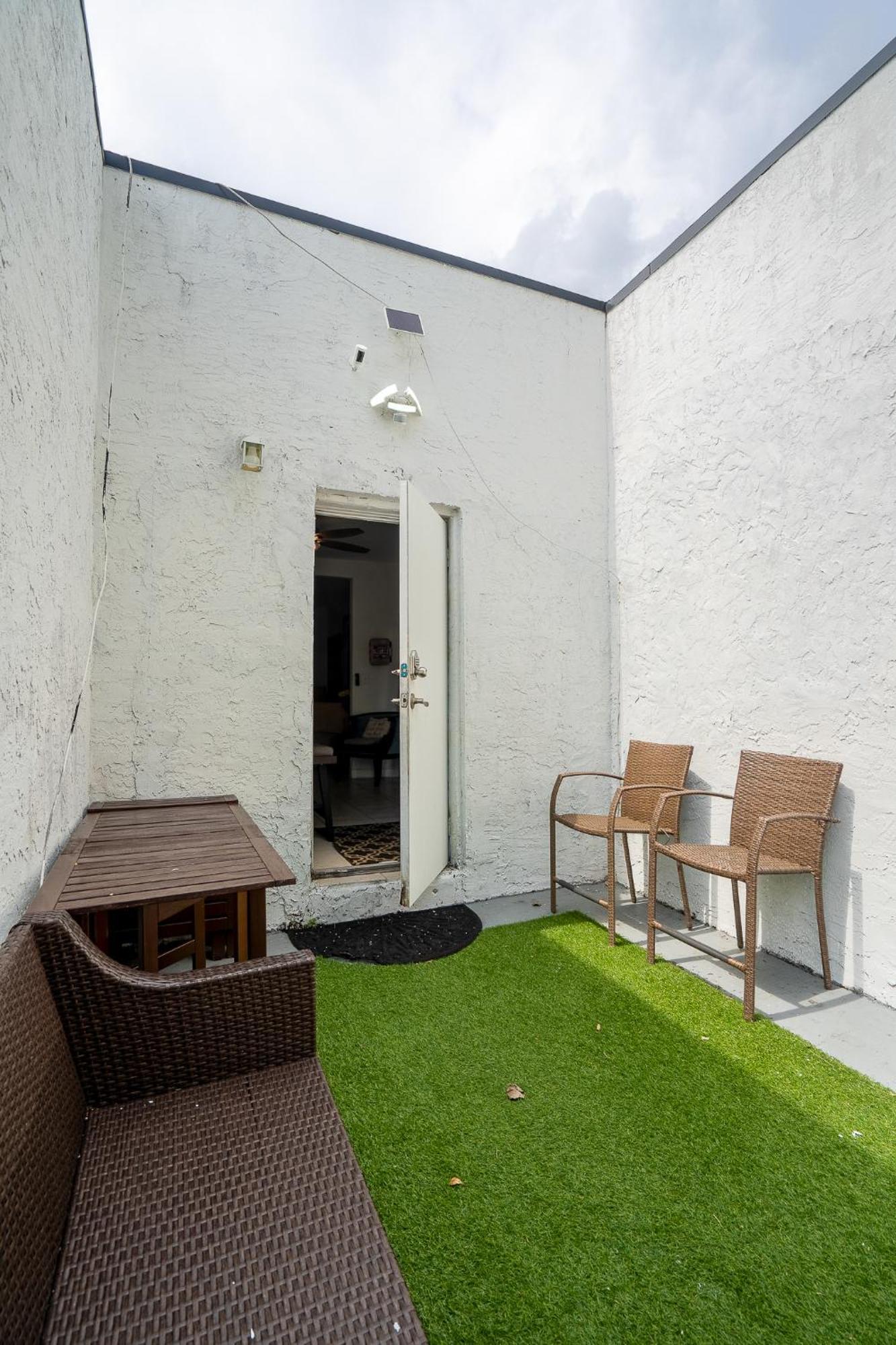 Private #3 Parking Tv Cable Tv, Wifi Centrally Located Homestay Miami