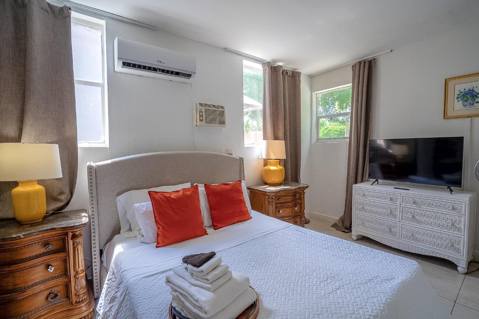 Private #3 Parking Tv Cable Tv, Wifi Centrally Located Homestay *