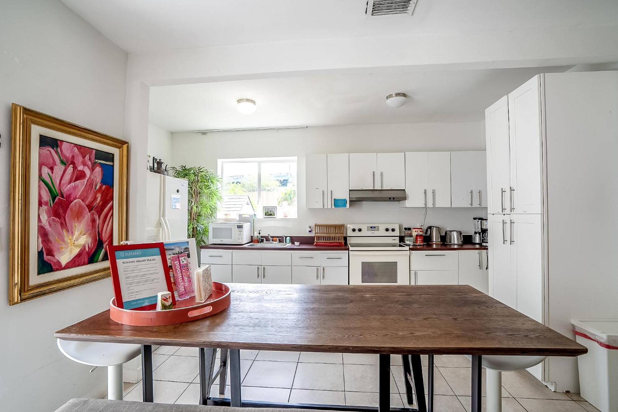 Private #3 Parking Tv Cable Tv, Wifi Centrally Located Homestay Miami