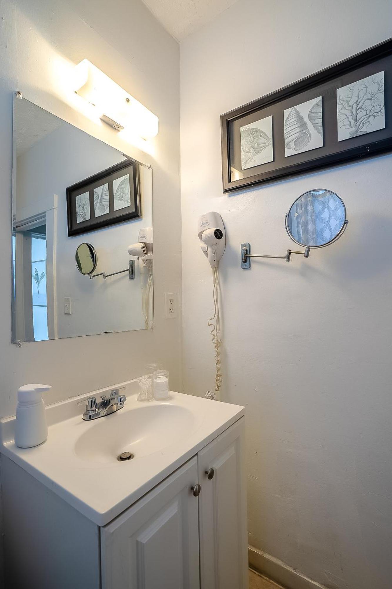 Private #3 Parking Tv Cable Tv, Wifi Centrally Located *
