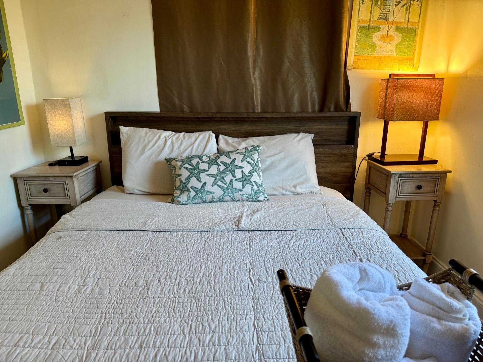Private At Centrally Located With Free Parking Privatunterkunft