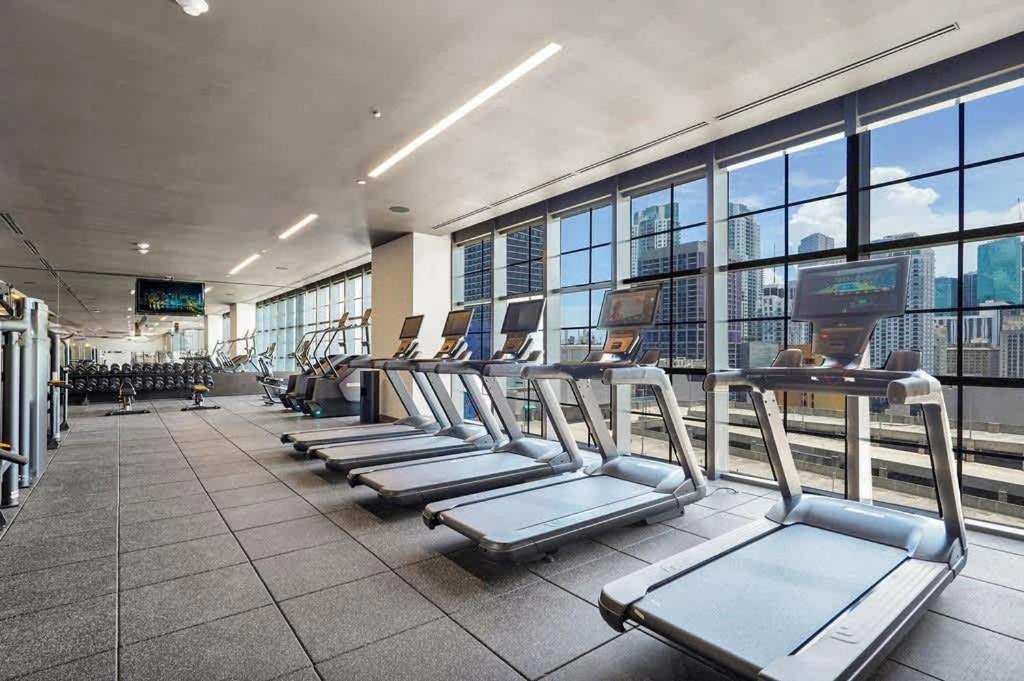 Spectacular With Pool & Gym *