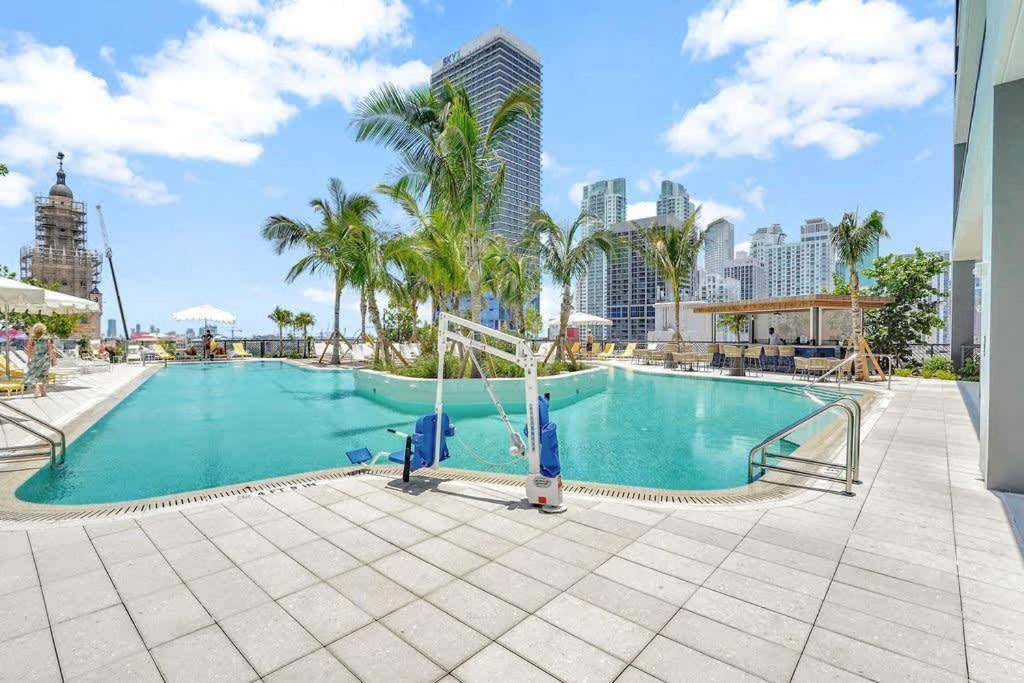 Spectacular With Pool & Gym *