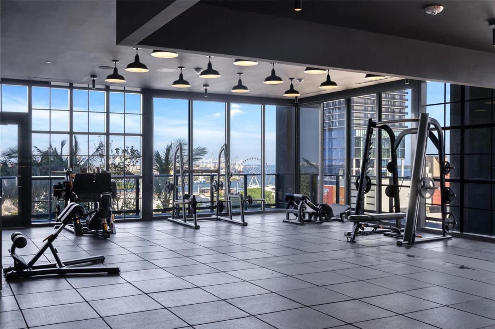 Apartment Spectacular With Pool & Gym