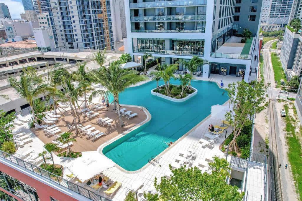 Spectacular With Pool & Gym Miami