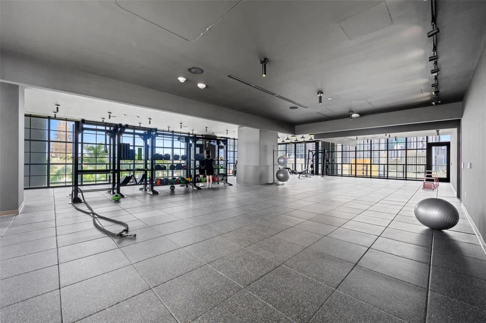 Apartment Spectacular With Pool & Gym