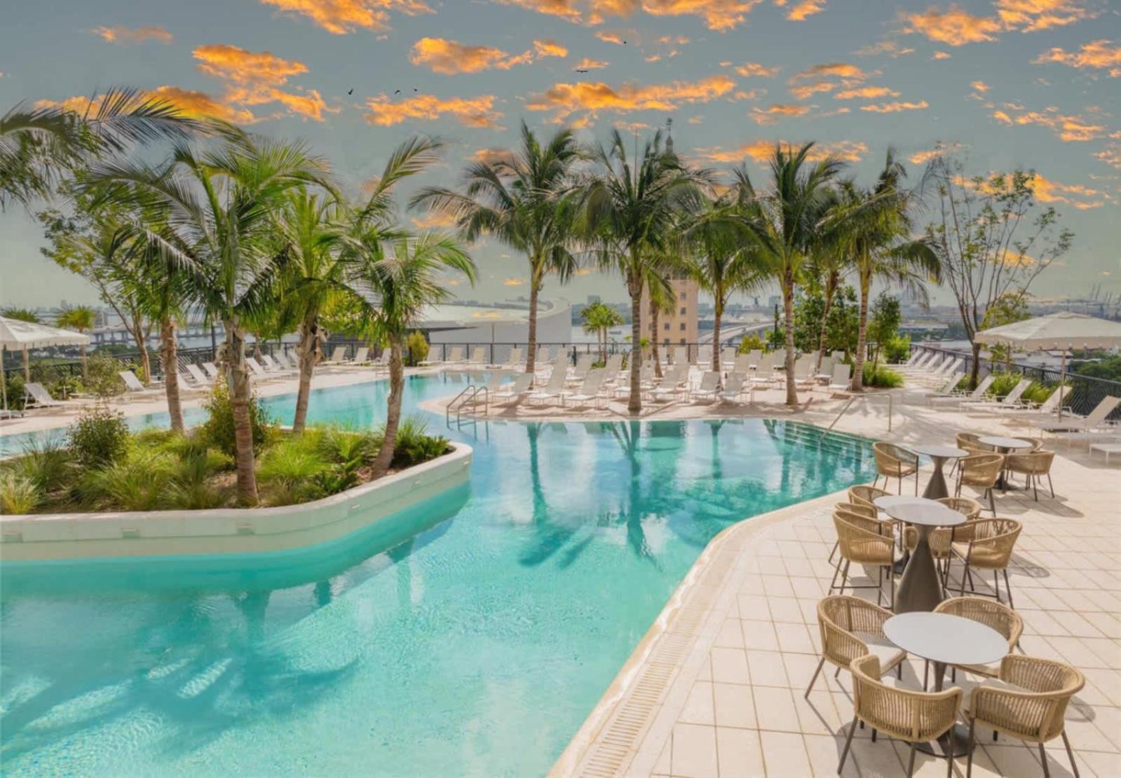 Spectacular With Pool & Gym *