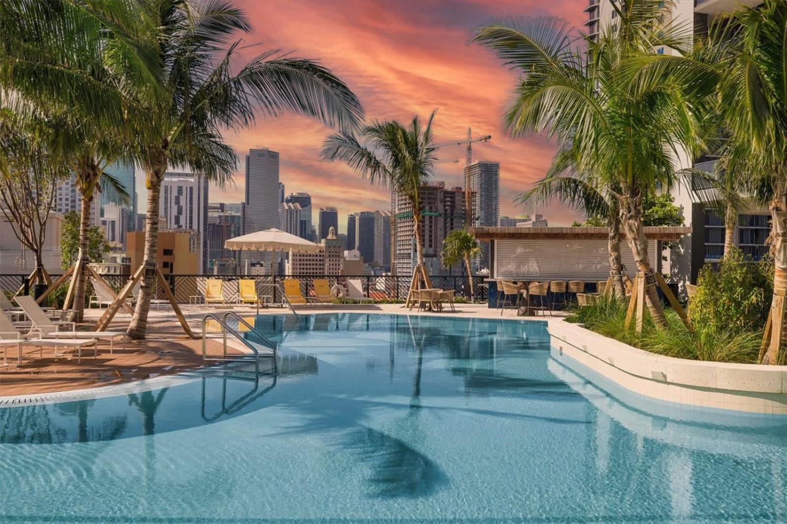 Spectacular With Pool & Gym Apartment