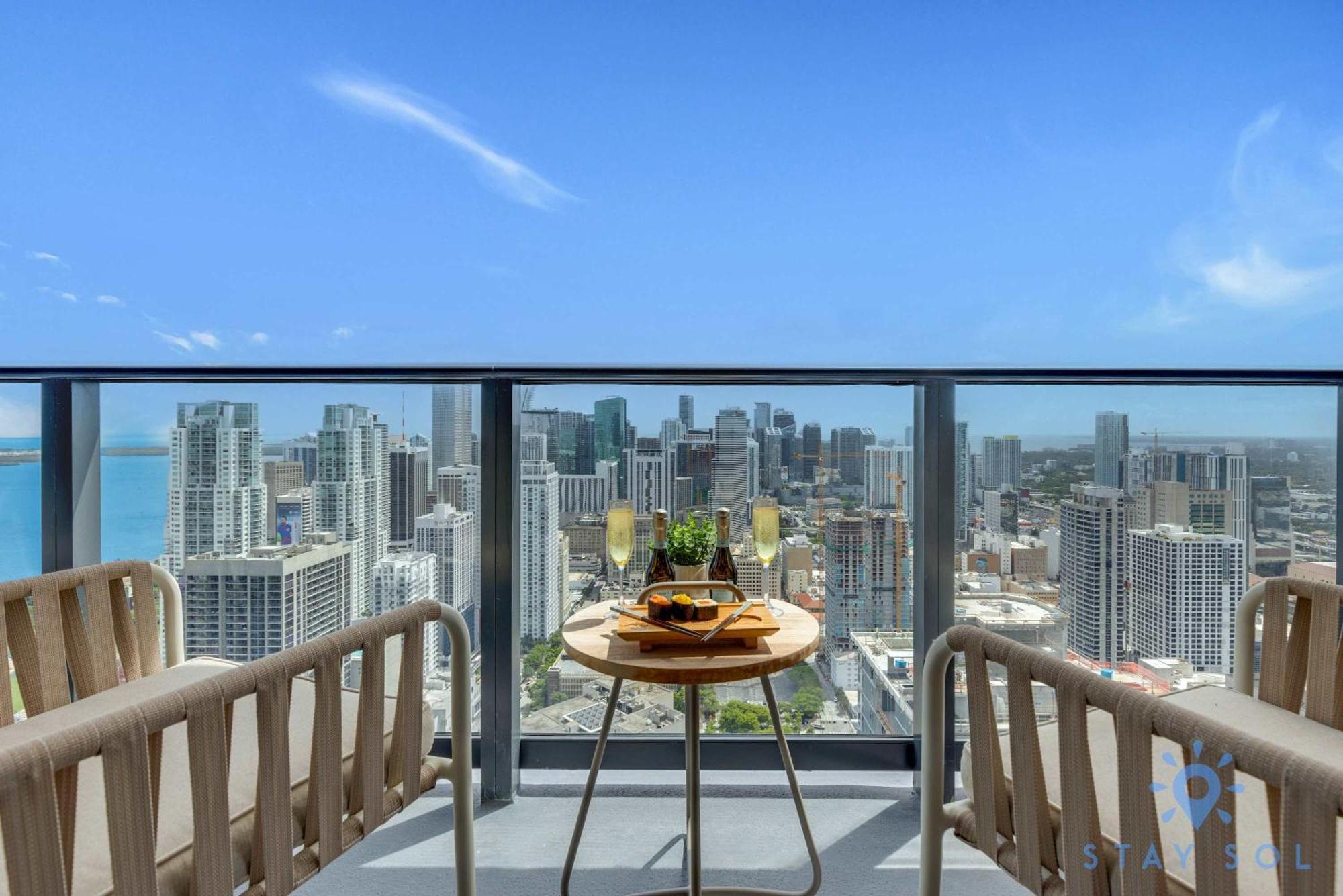 Spectacular With Pool & Gym Apartment