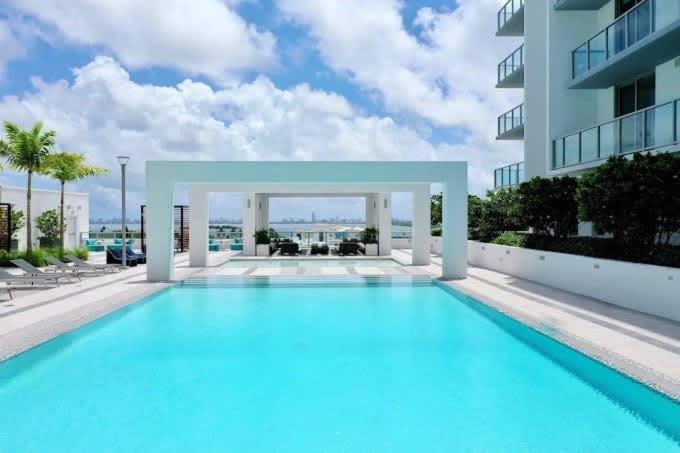Modern 2-bedroom 2-bathroom Pool Parking Apartment *