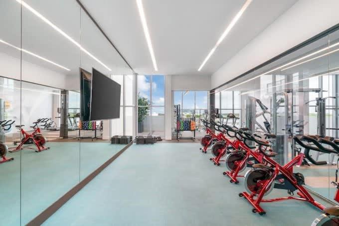 Modern 2-bedroom 2-bathroom Pool Parking Apartment *
