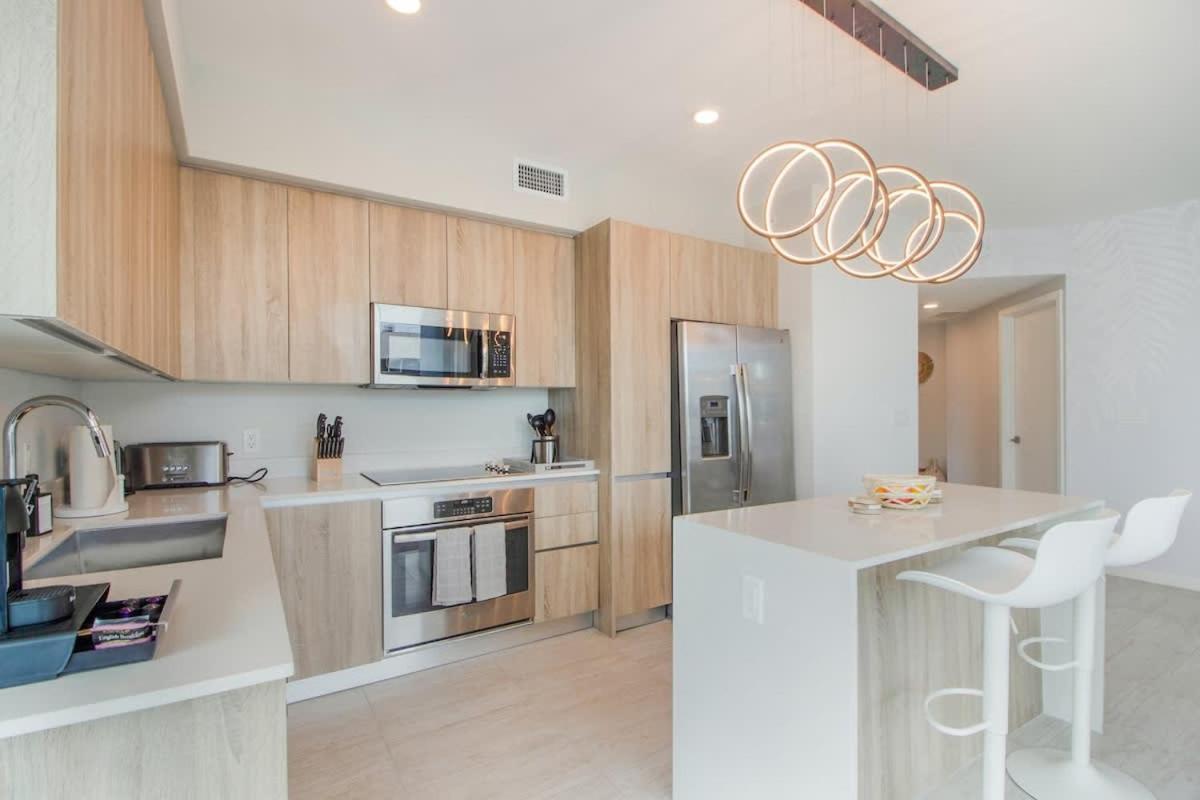 Modern 2-bedroom 2-bathroom Pool Parking * Miami
