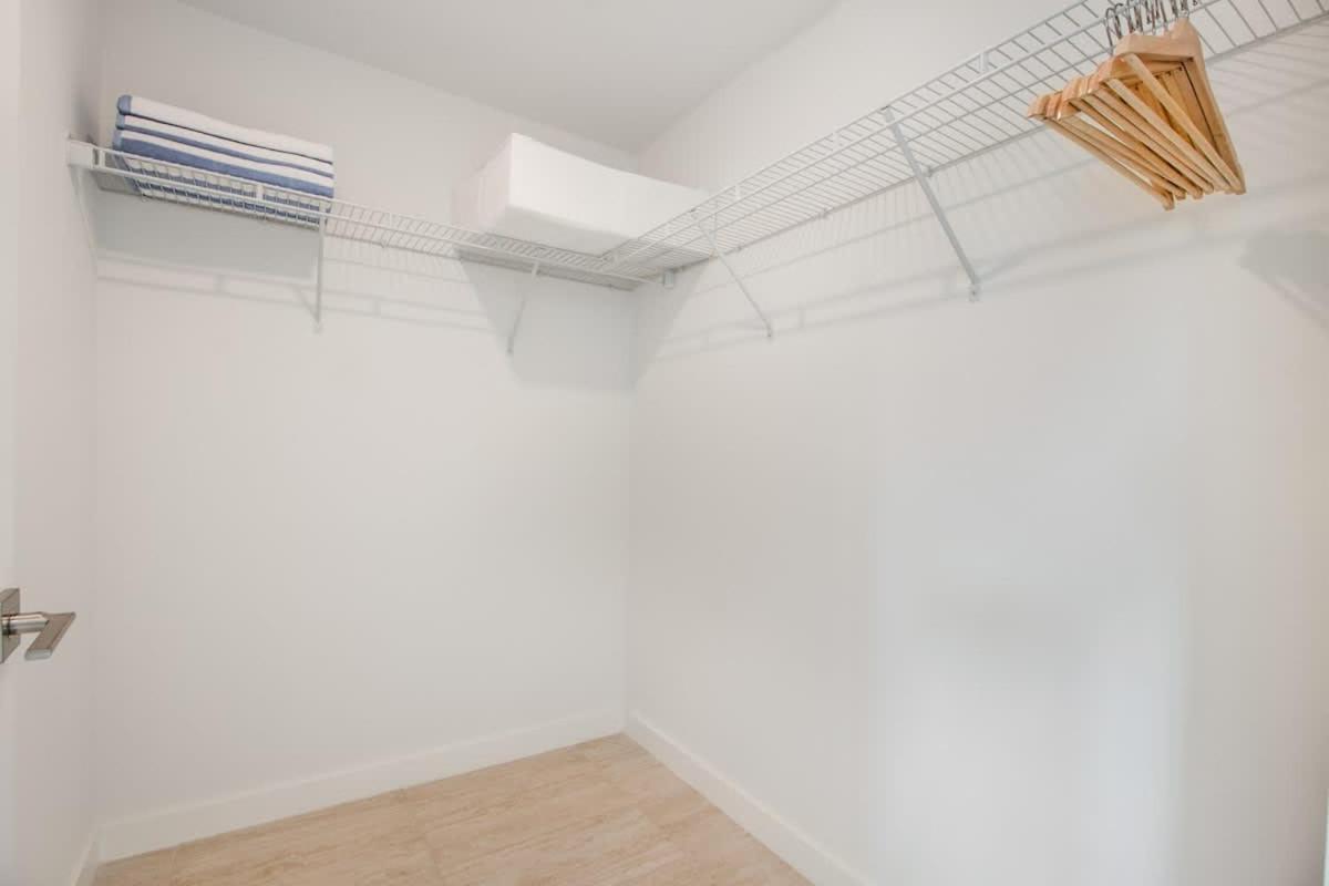 Apartment Modern 2-bedroom 2-bathroom Pool Parking *