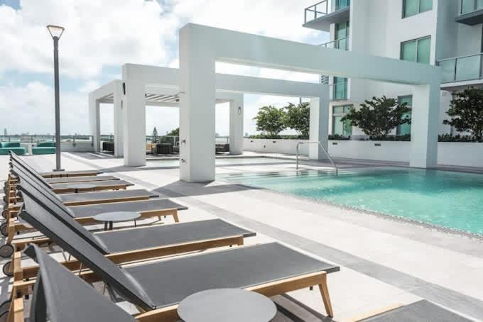 Modern 2-bedroom 2-bathroom Pool Parking *
