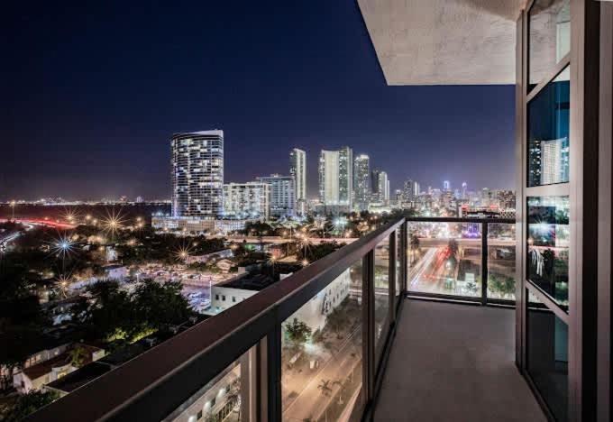 Modern 2-bedroom 2-bathroom Pool Parking Apartment *