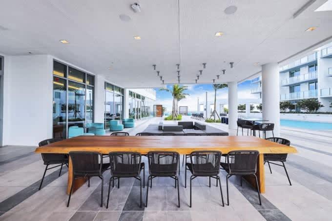Modern 2-bedroom 2-bathroom Pool Parking *