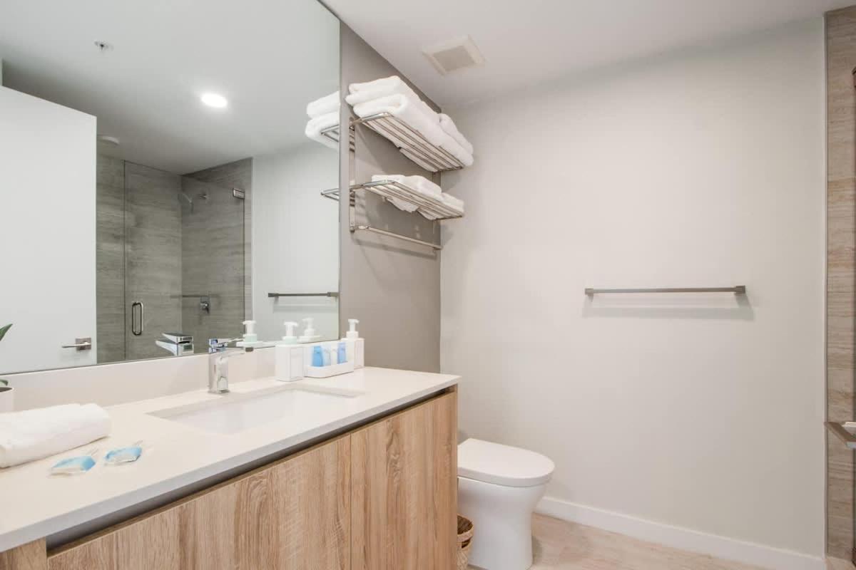 Modern 2-bedroom 2-bathroom Pool Parking