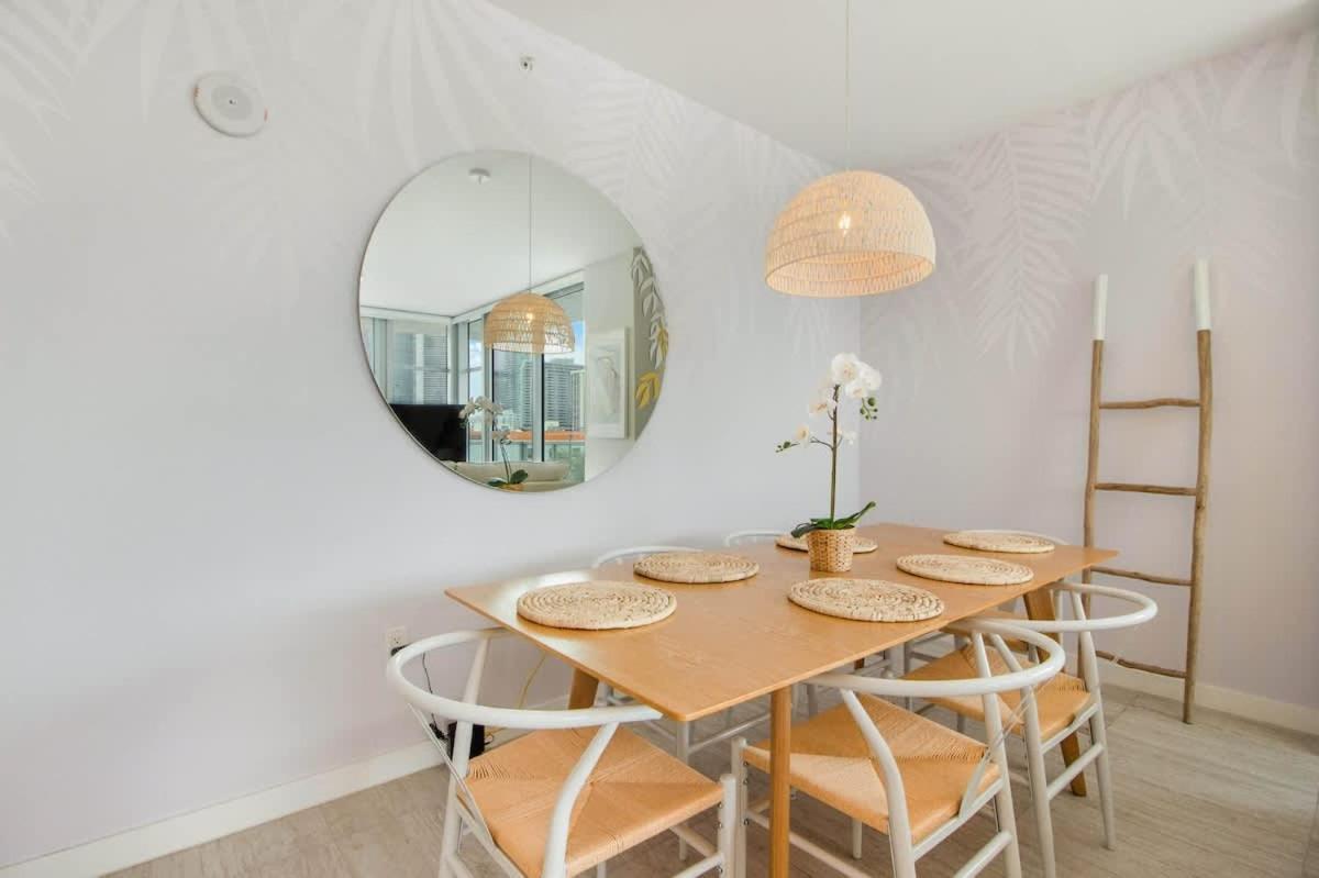 Modern 2-bedroom 2-bathroom Pool Parking