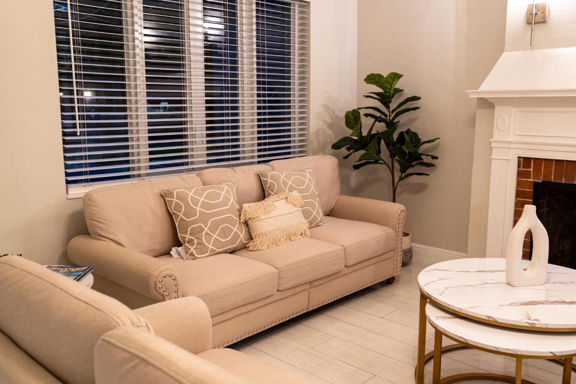 Riverside Luxury Retreat 3b ,3ba Next To Downtown Holiday home