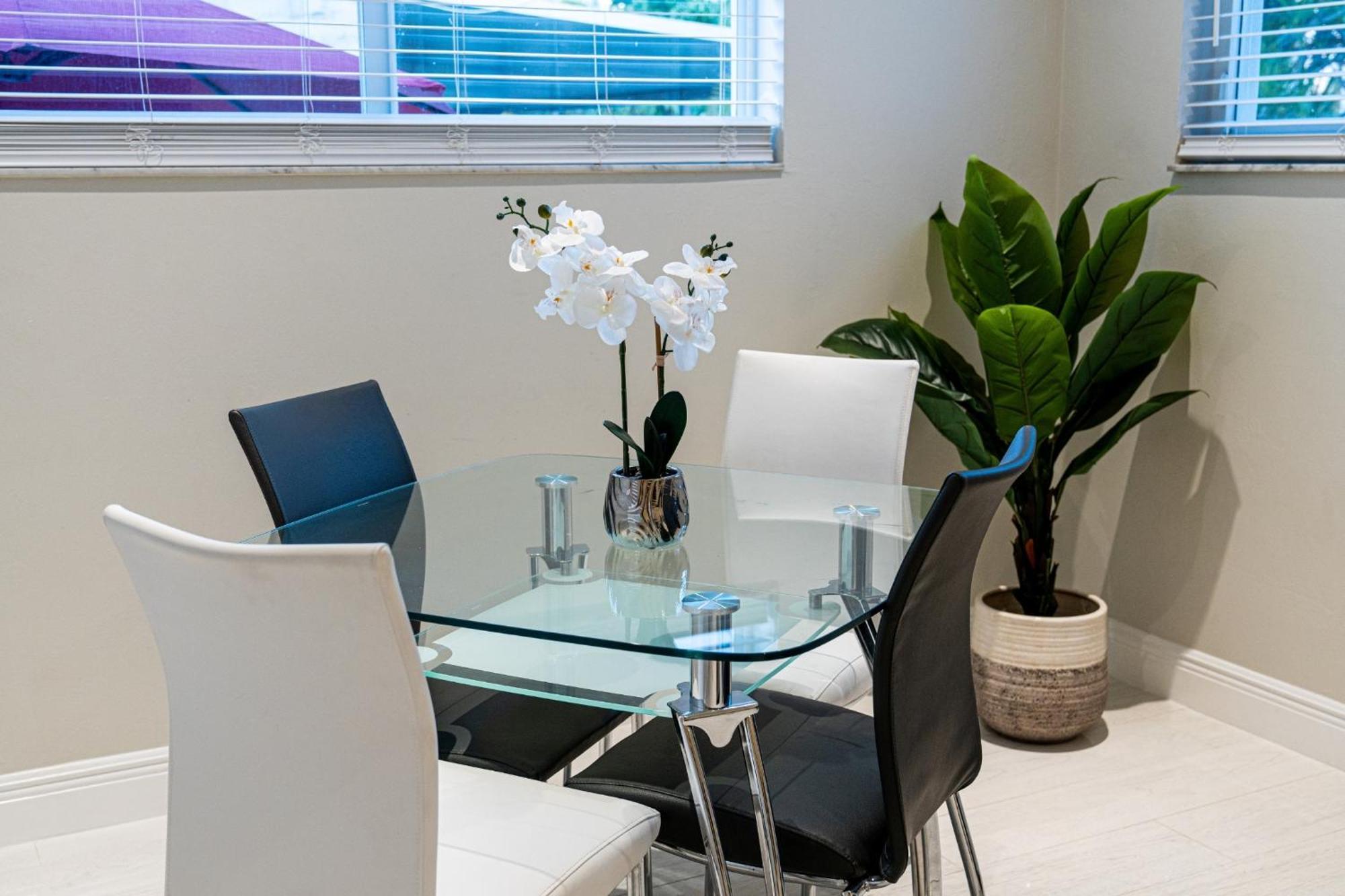 Riverside Luxury Retreat 3b ,3ba Next To Downtown Holiday home
