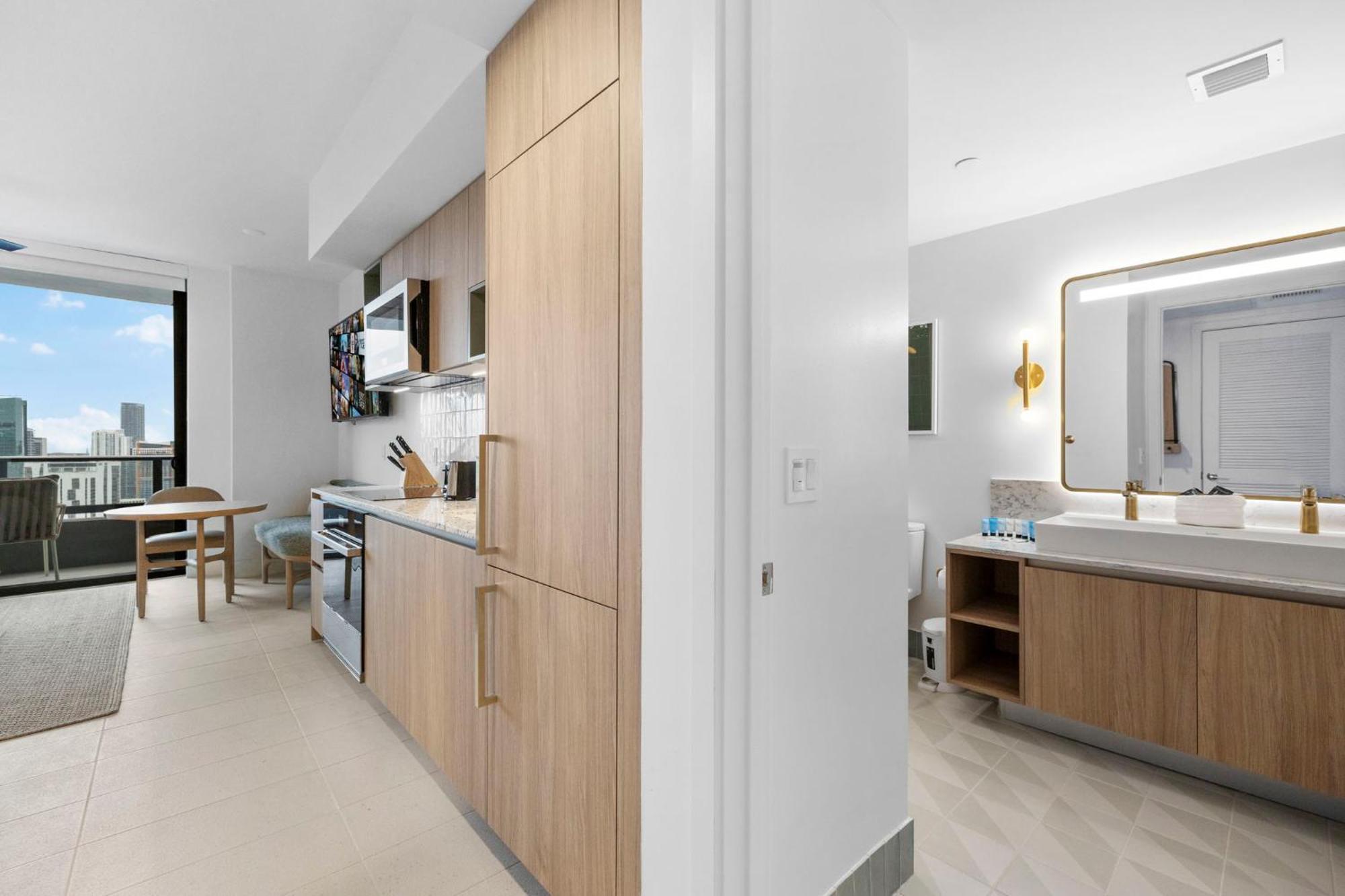 Free Parking! In Downtown Apartment