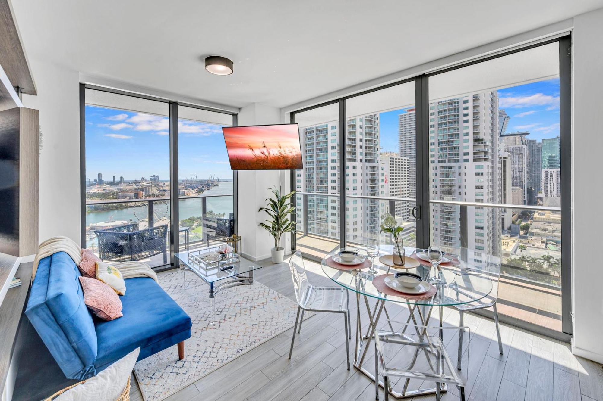 Mesmerizing Views Corner Apartment