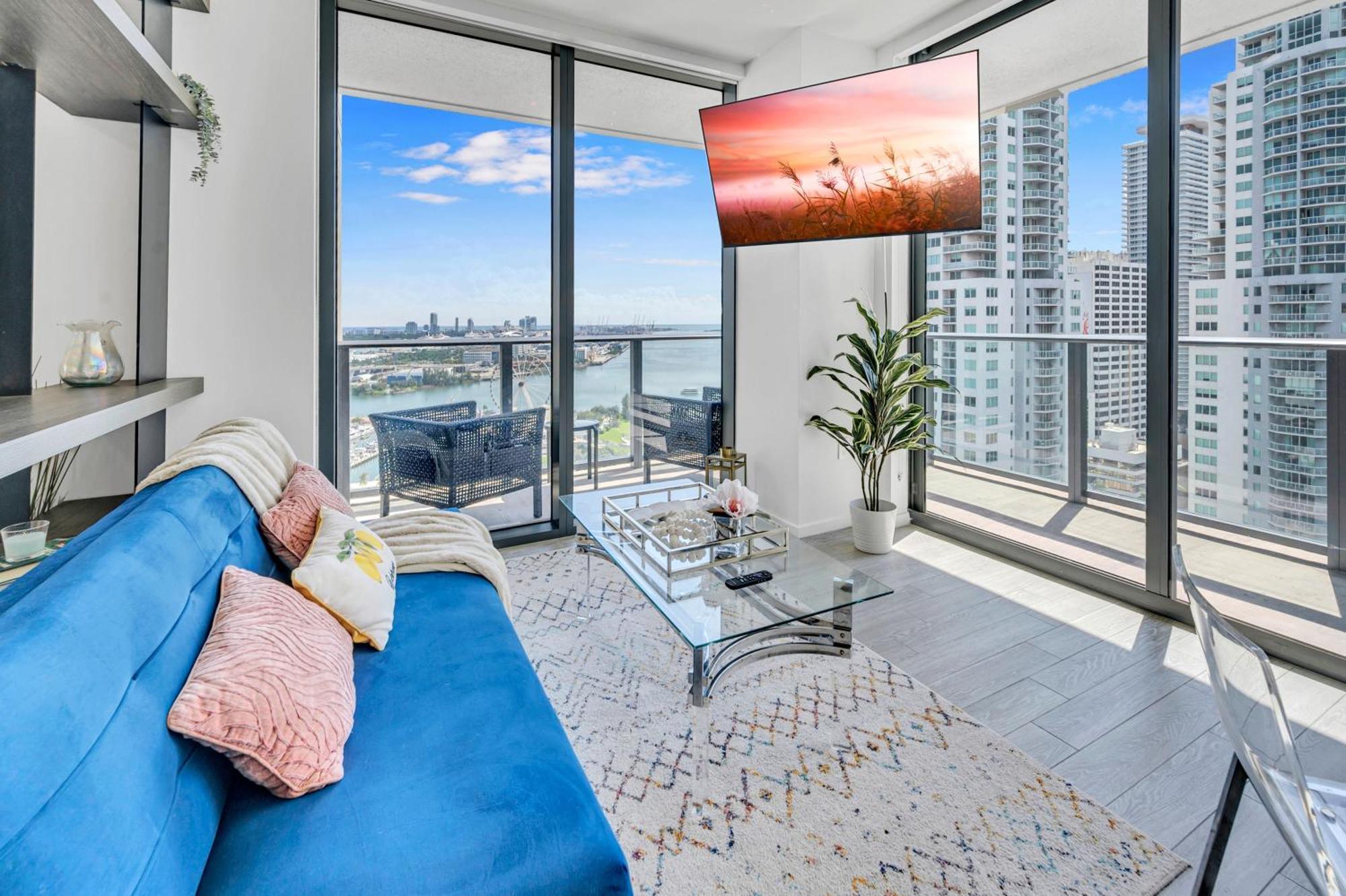 Mesmerizing Views Corner Apartment Miami