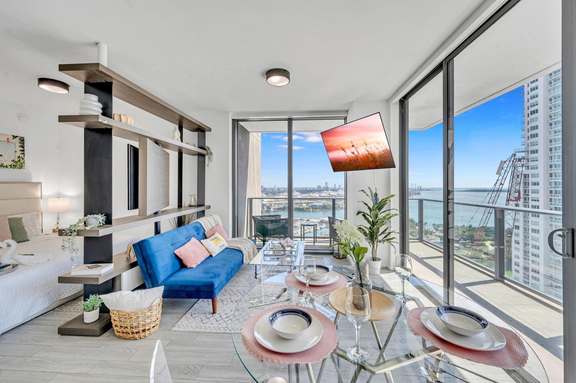 Mesmerizing Views Corner Apartment